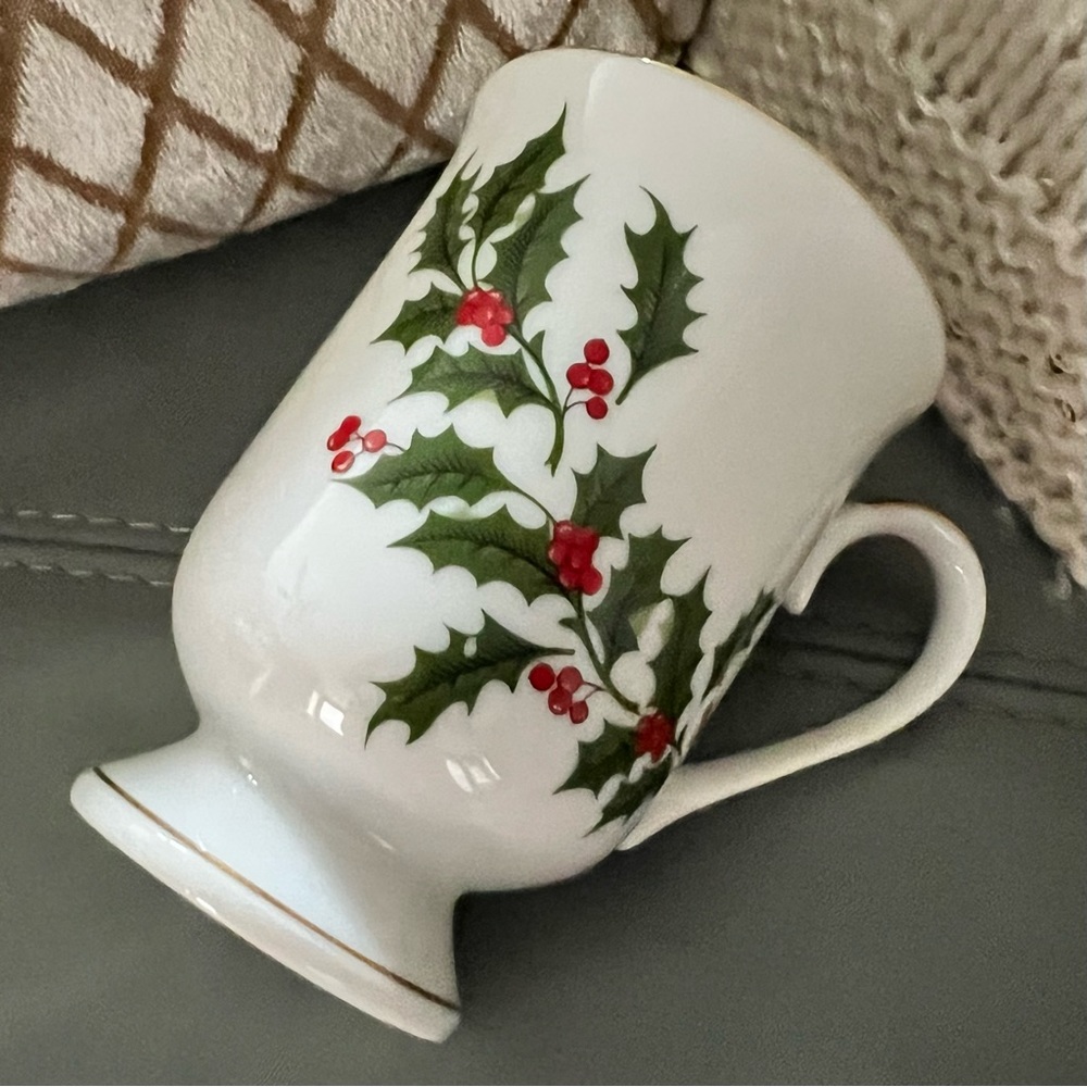 VINTAGE 1986 ALL THE TRIMMINGS 9 oz HOLLY & BERRIES Footed PORCELAIN MUG Cup - Picture 3 of 14